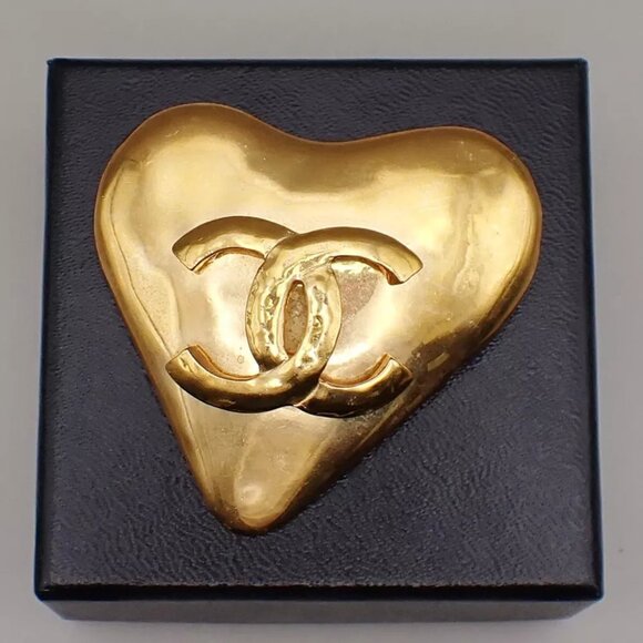 CHANEL Logo Heart Pin Brooch 93P Gold GHW France Vintage Accessory - Picture 1 of 9